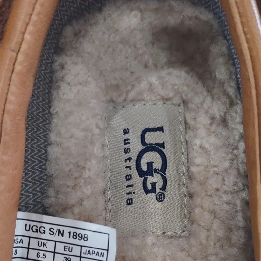 UGG AUSTRALIA Navy and Tan Casual Shoes - Picture 5 of 17